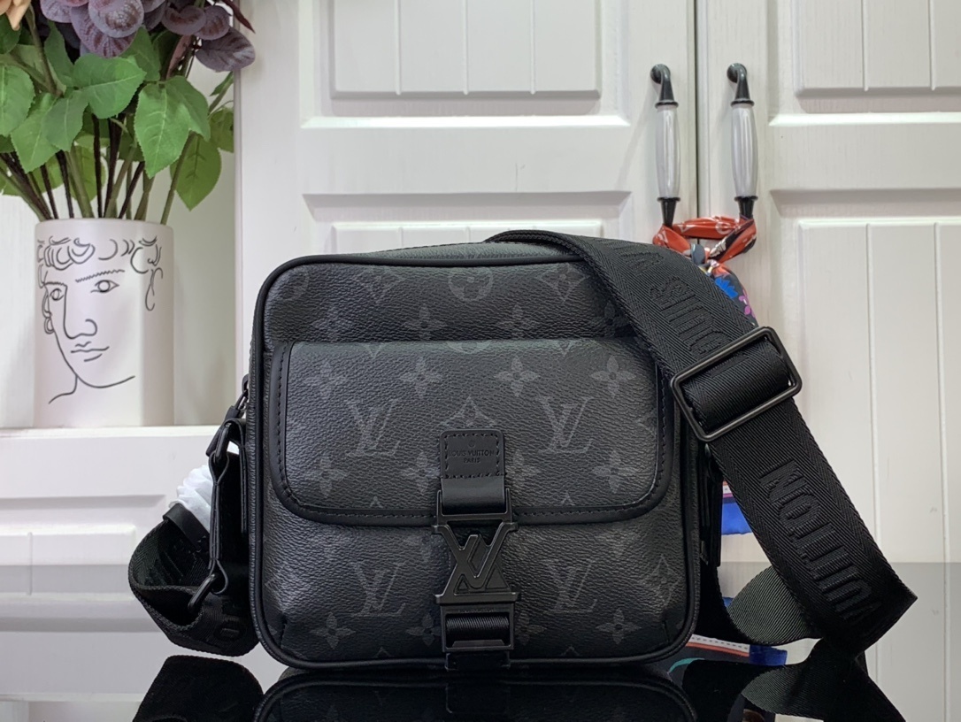 LV Shoulder bag M12518