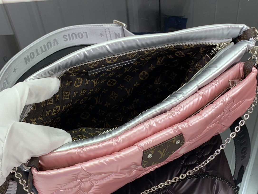 LV Shoulder bag m21057 