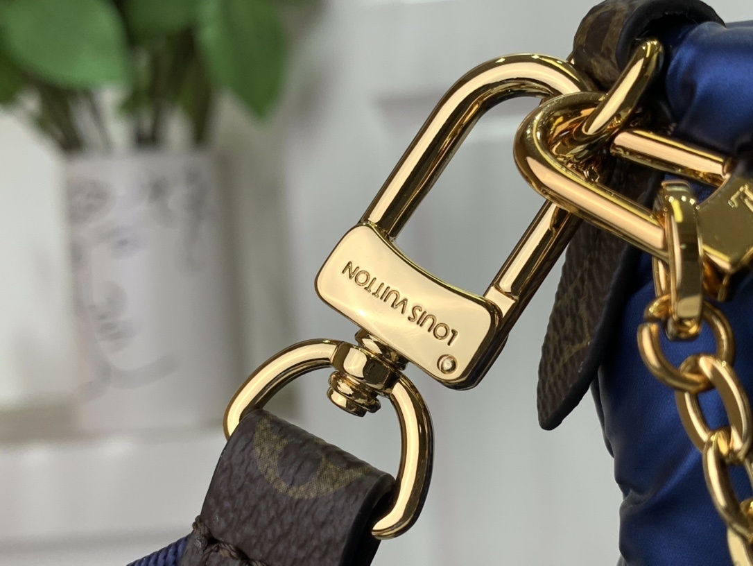 LV Shoulder bag m21057 