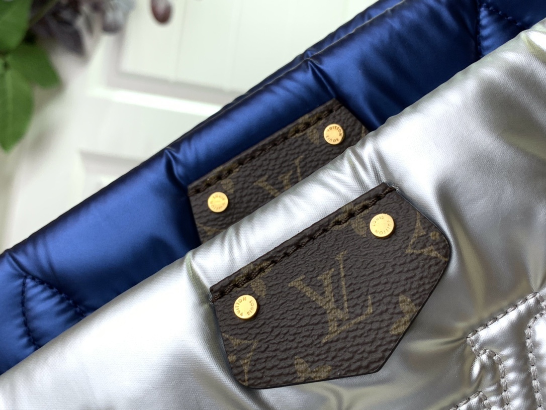 LV Shoulder bag m21057 