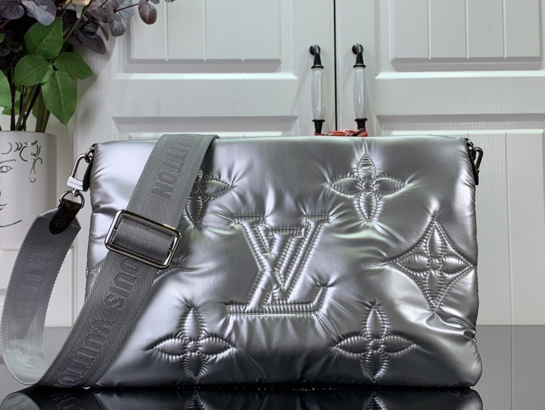 LV Shoulder bag m21057 