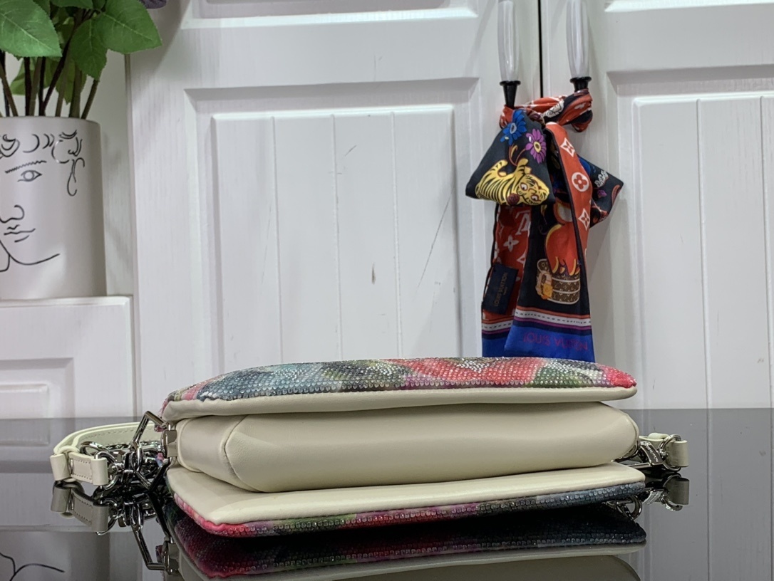 LV Shoulder bag m21157