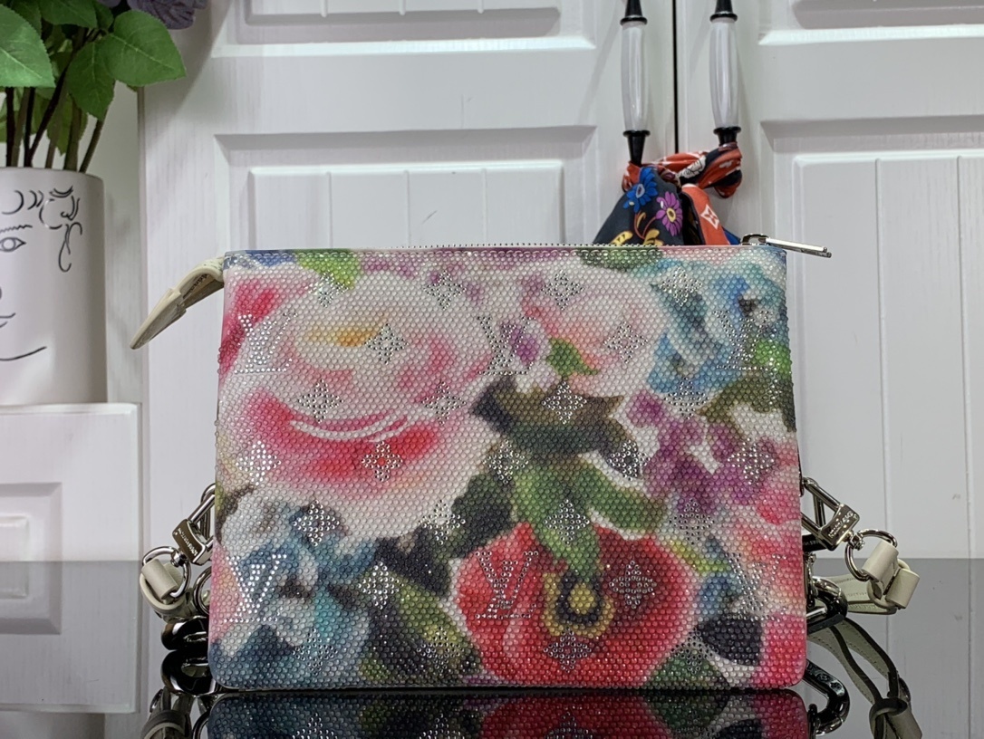 LV Shoulder bag m21157