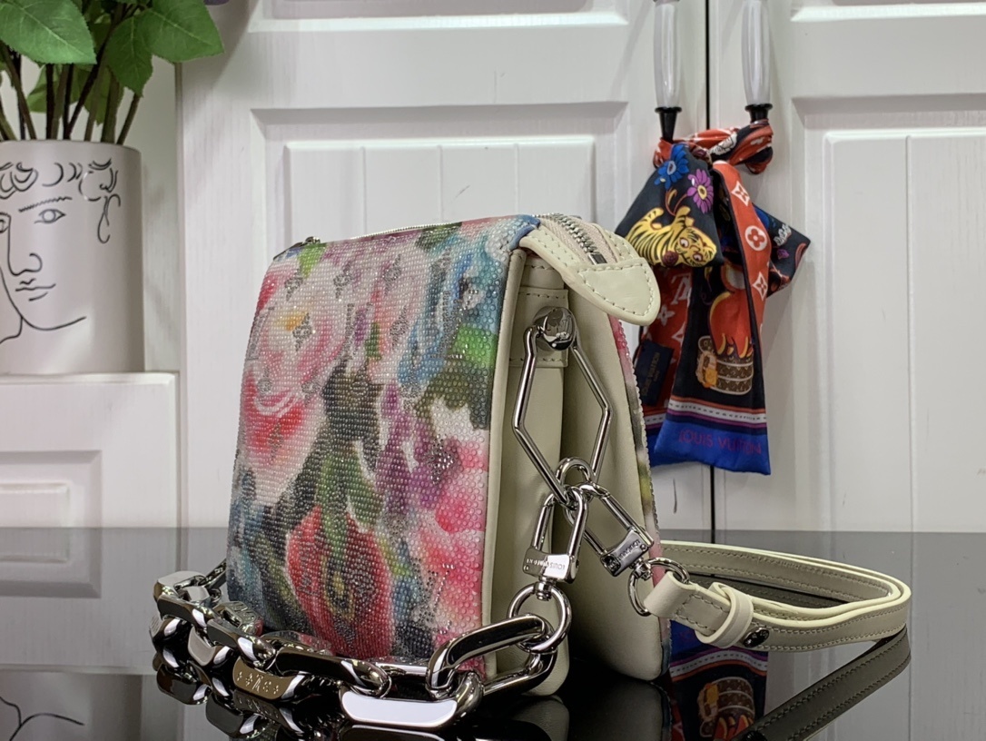 LV Shoulder bag m21157