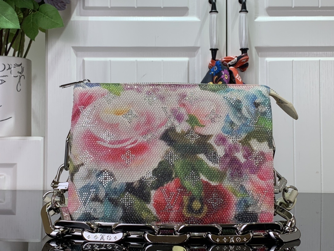 LV Shoulder bag m21157