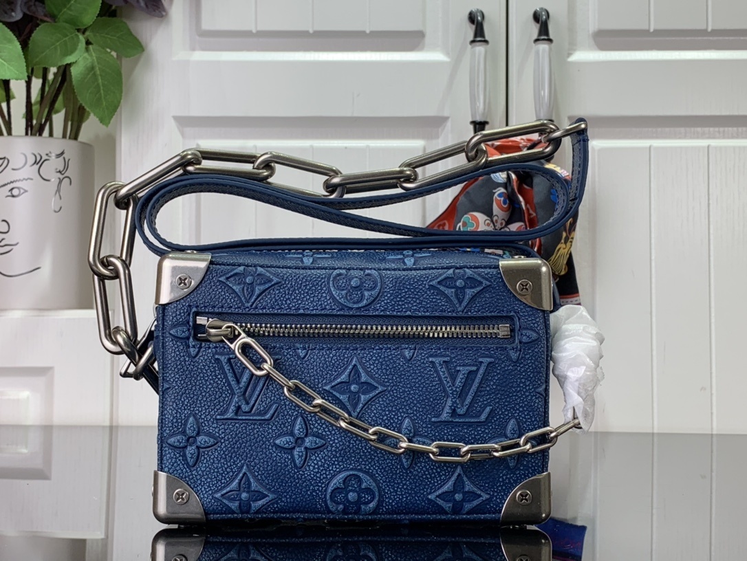 LV Shoulder bag m21368