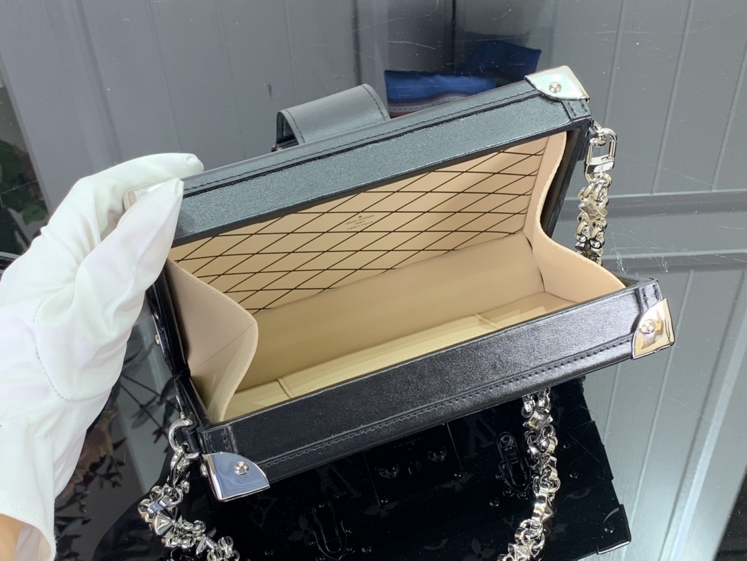 LV Shoulder bag m21462