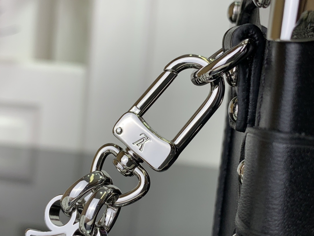 LV Shoulder bag m21462