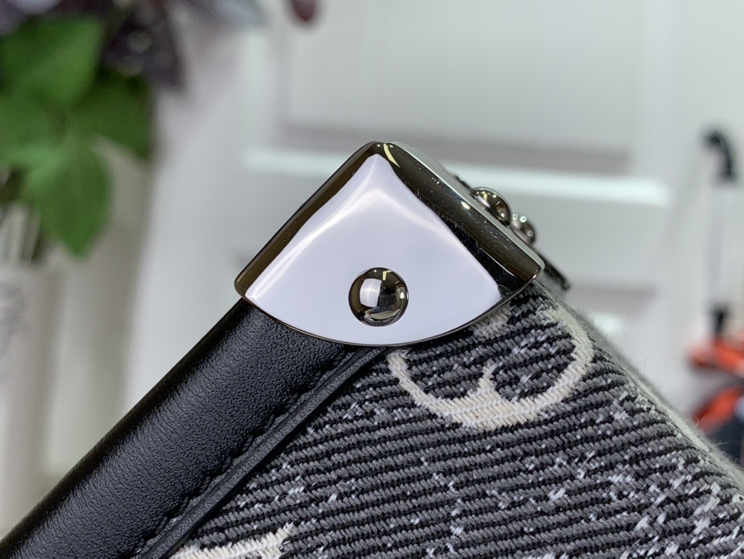 LV Shoulder bag m21462