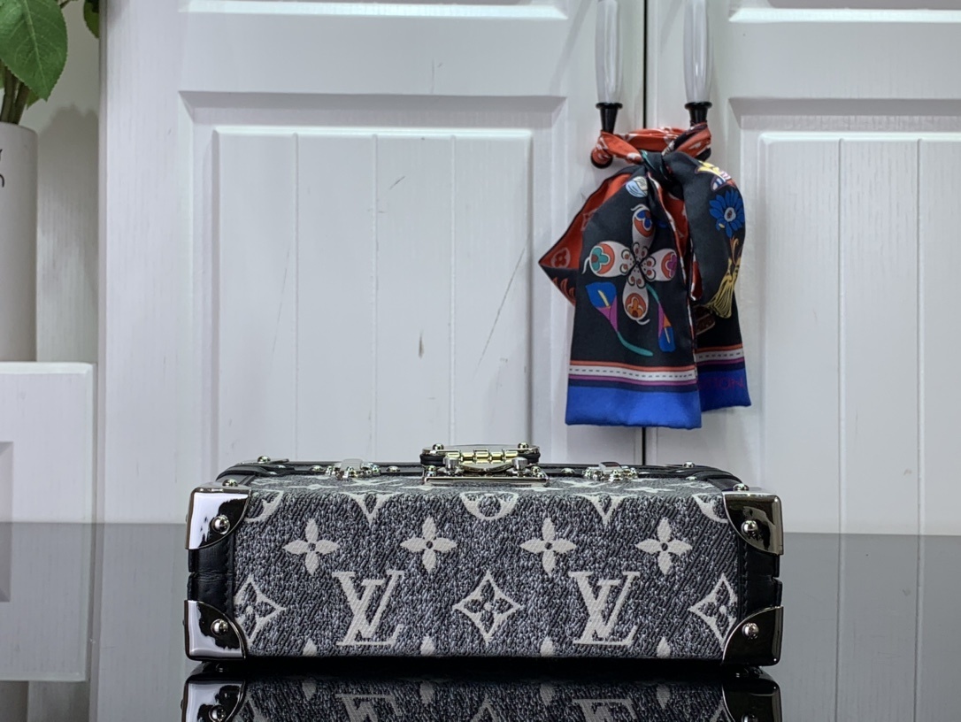 LV Shoulder bag m21462