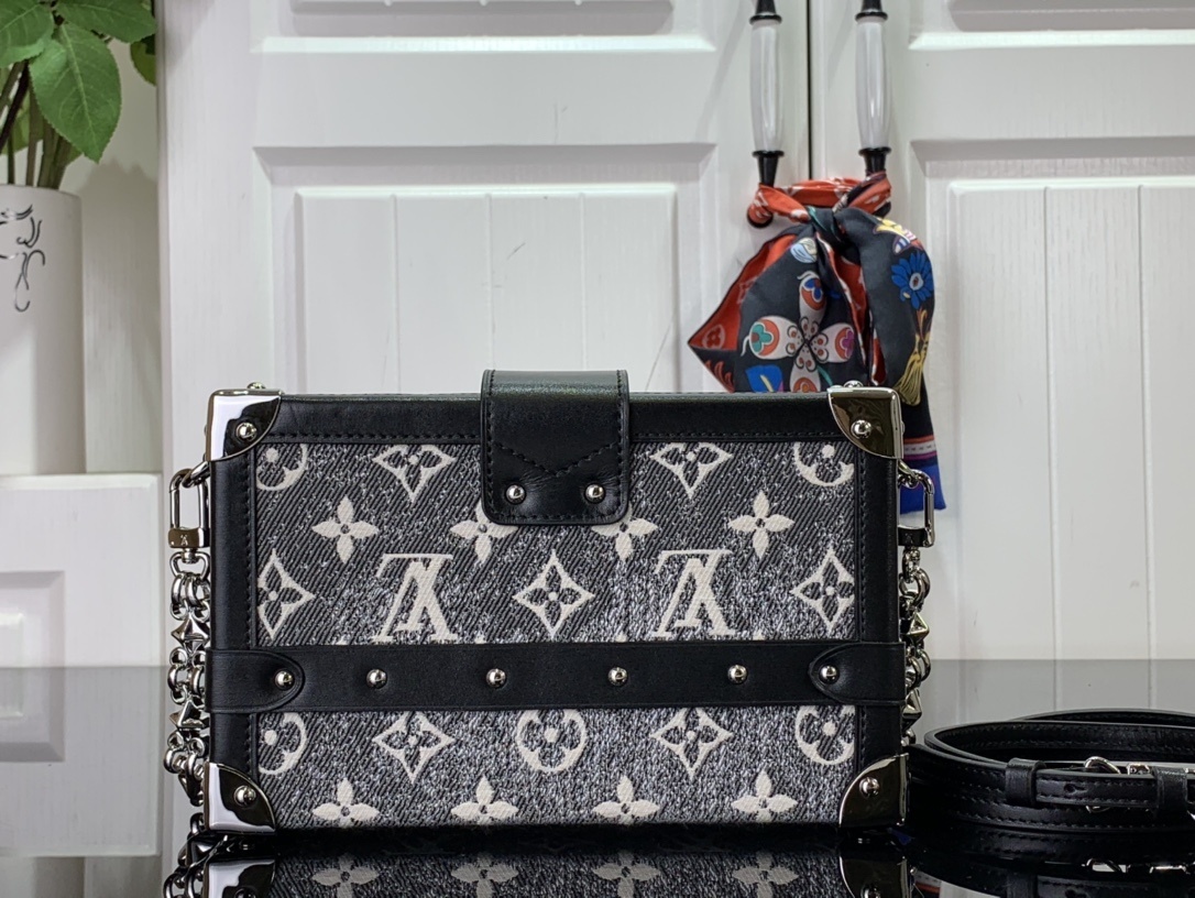 LV Shoulder bag m21462
