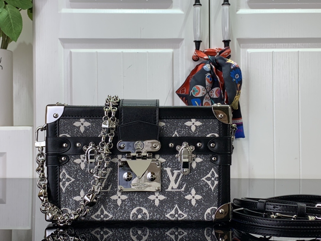 LV Shoulder bag m21462