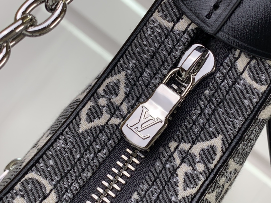 LV Shoulder bag m21752 81098 