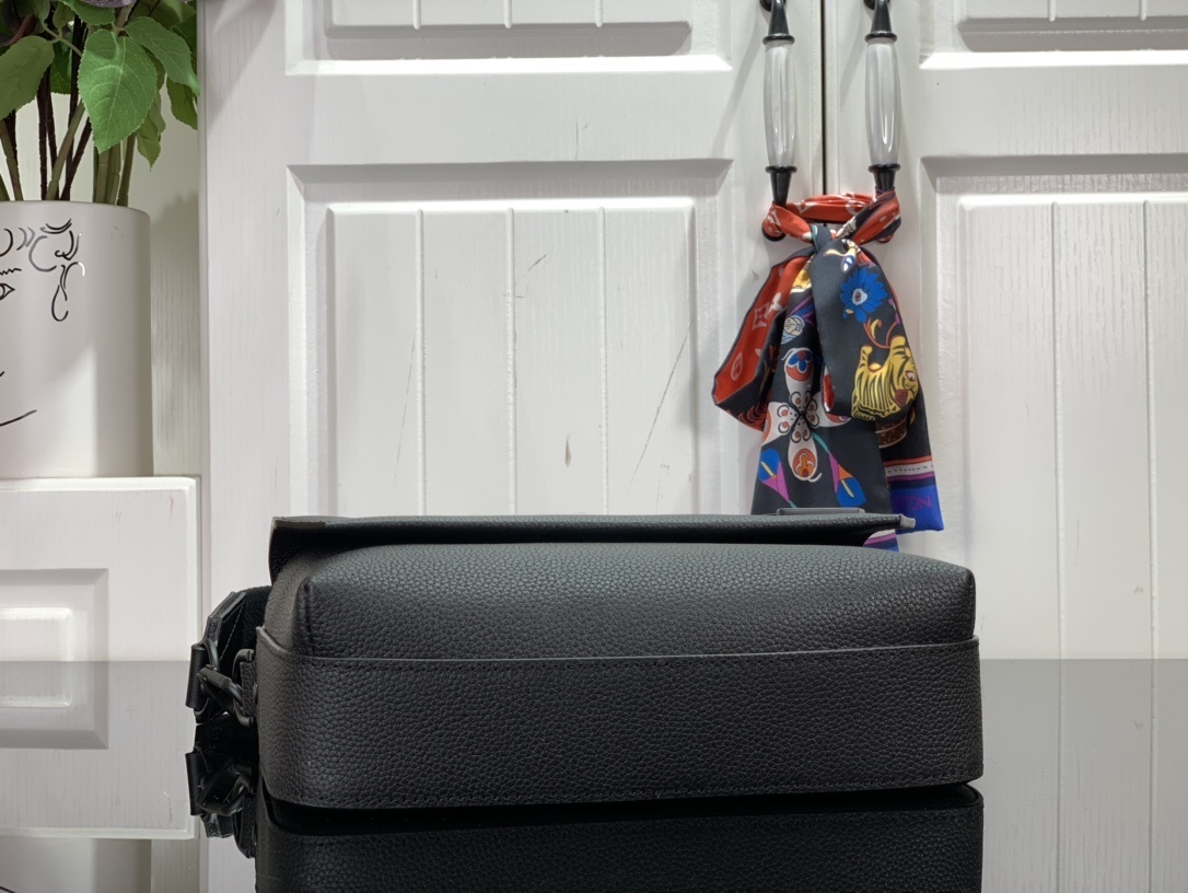 LV Shoulder bag m22482 