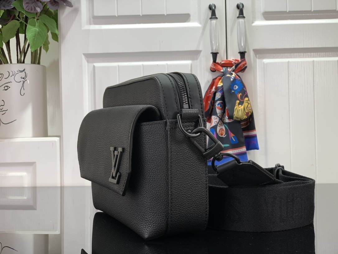 LV Shoulder bag m22482 