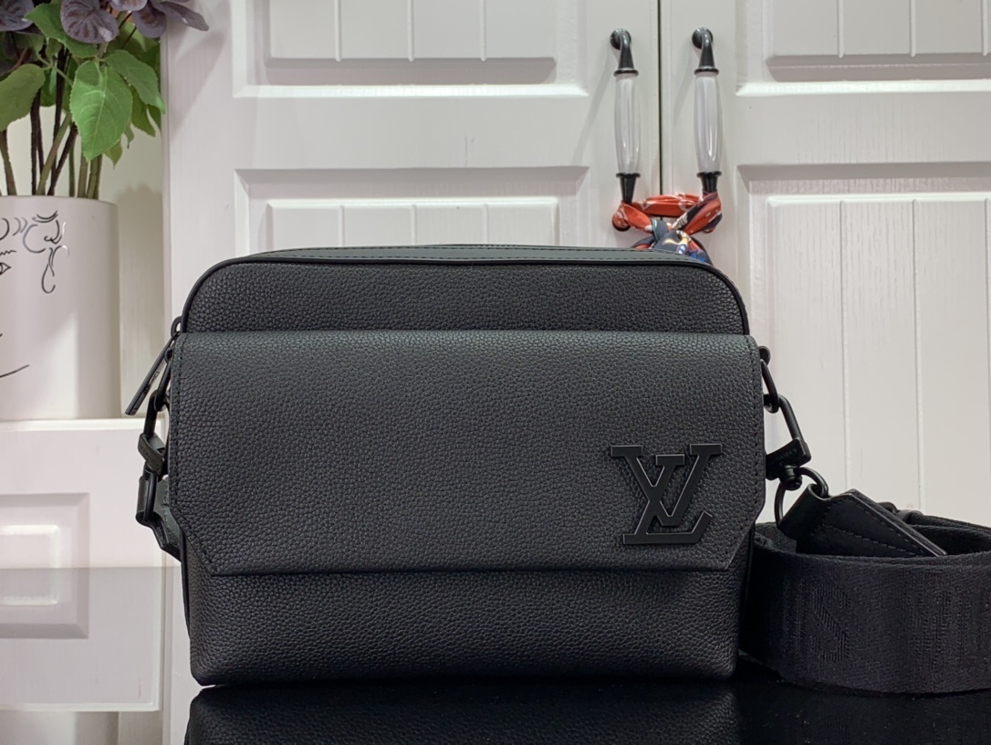 LV Shoulder bag m22482 