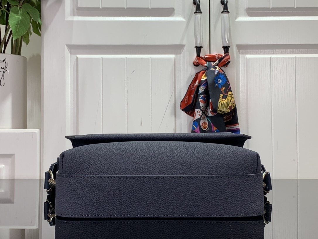 LV Shoulder bag m22482 