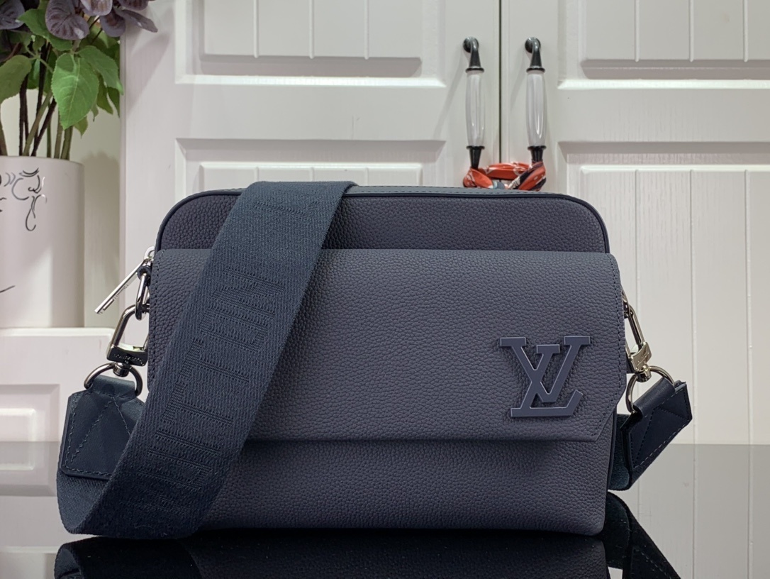 LV Shoulder bag m22482 