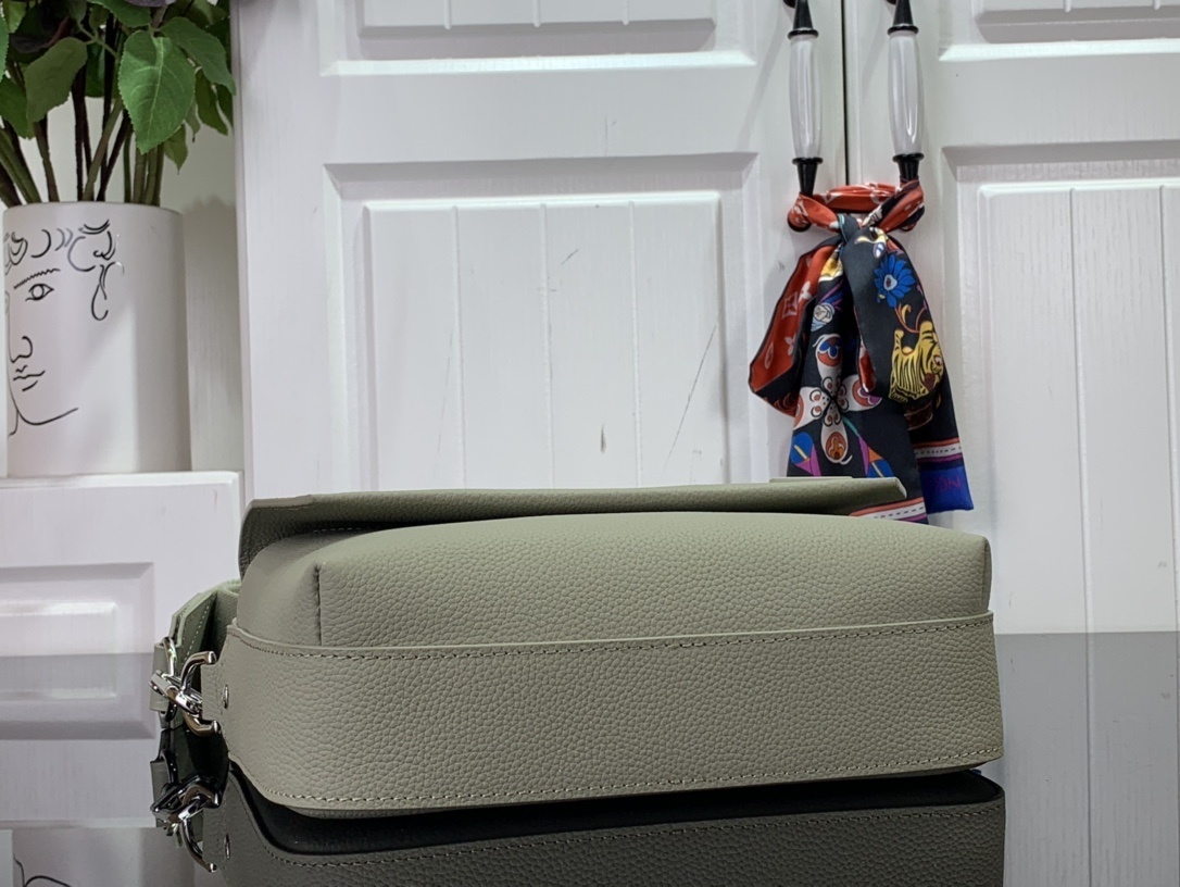 LV Shoulder bag m22482 