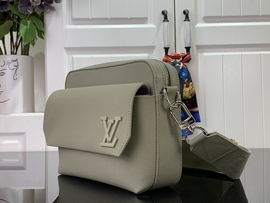 LV Shoulder bag m22482 