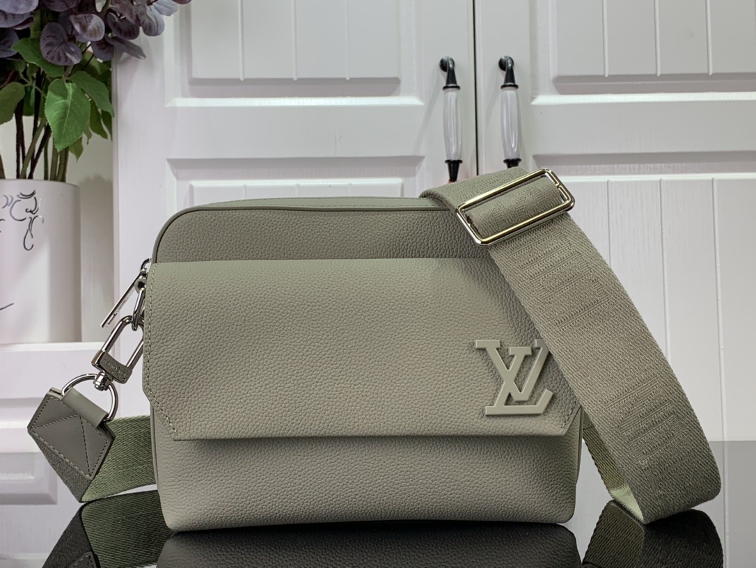LV Shoulder bag m22482 