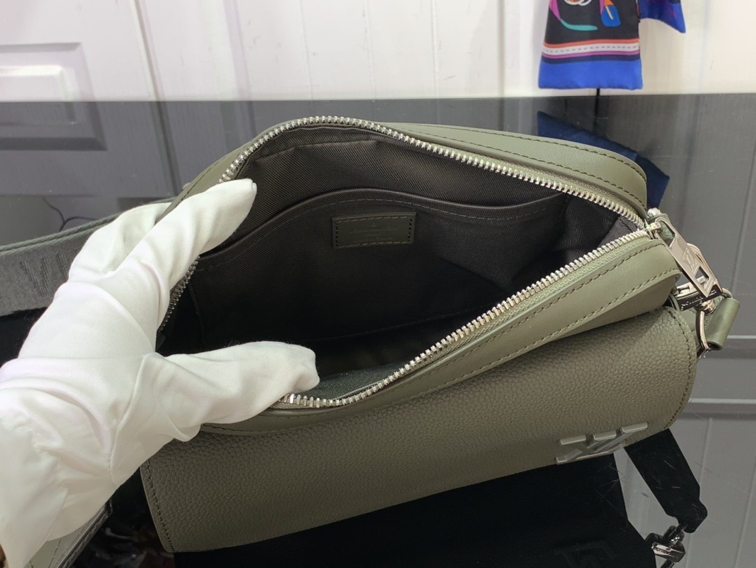 LV Shoulder bag m22611