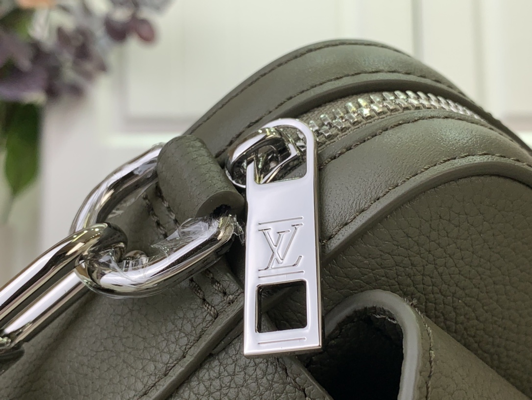 LV Shoulder bag m22611