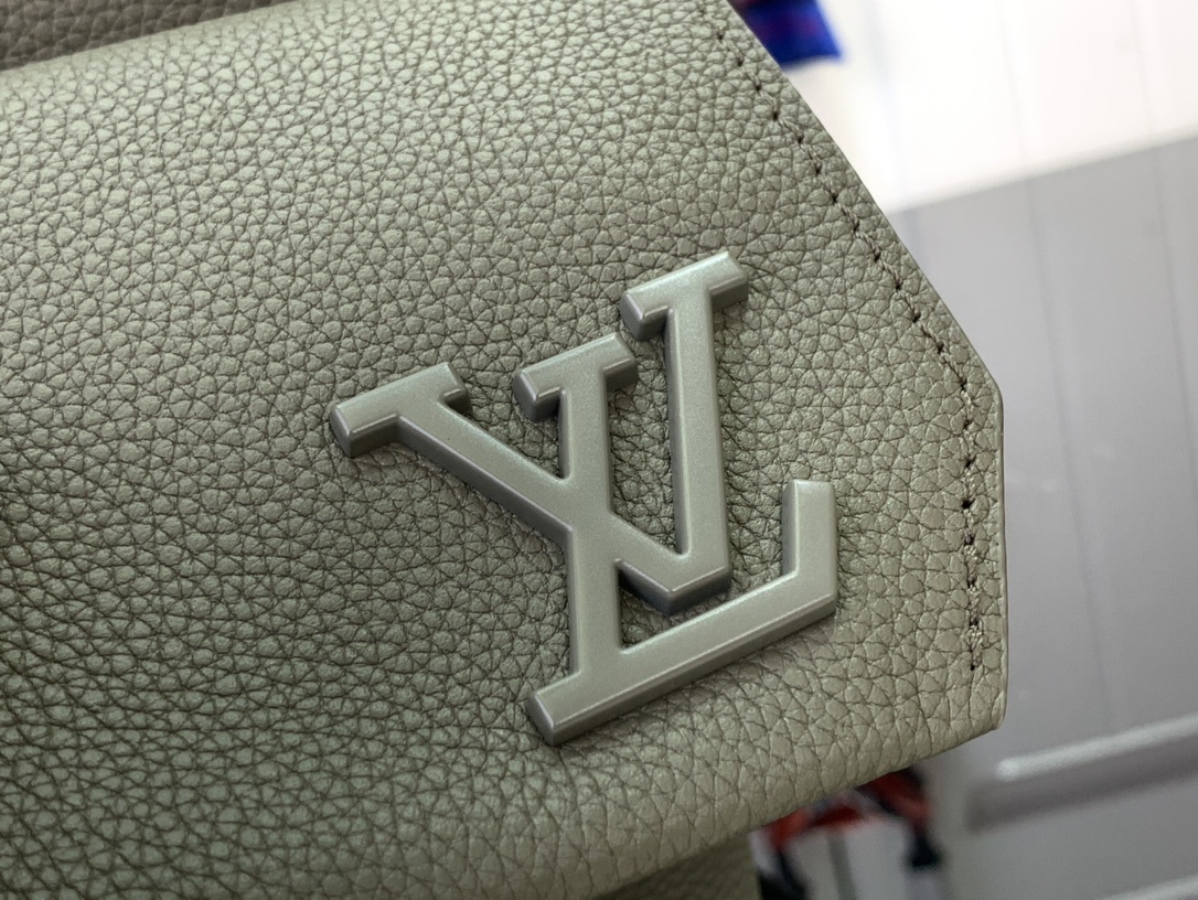 LV Shoulder bag m22611