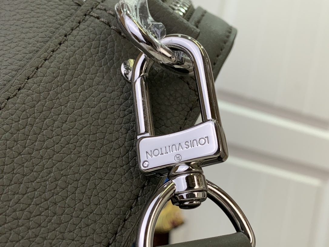 LV Shoulder bag m22611