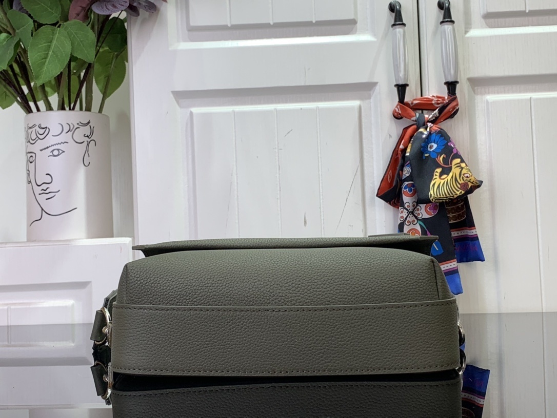 LV Shoulder bag m22611