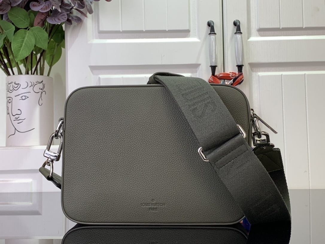 LV Shoulder bag m22611