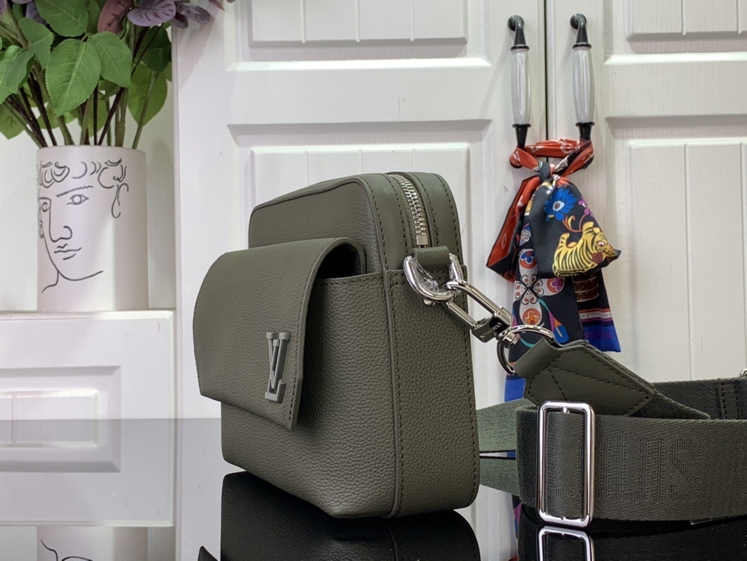 LV Shoulder bag m22611