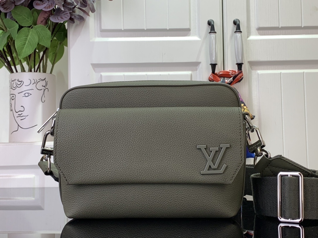 LV Shoulder bag m22611