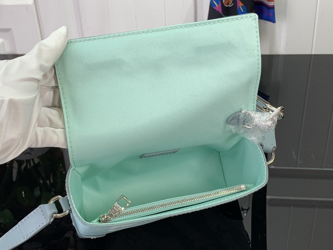 LV Shoulder bag m22637