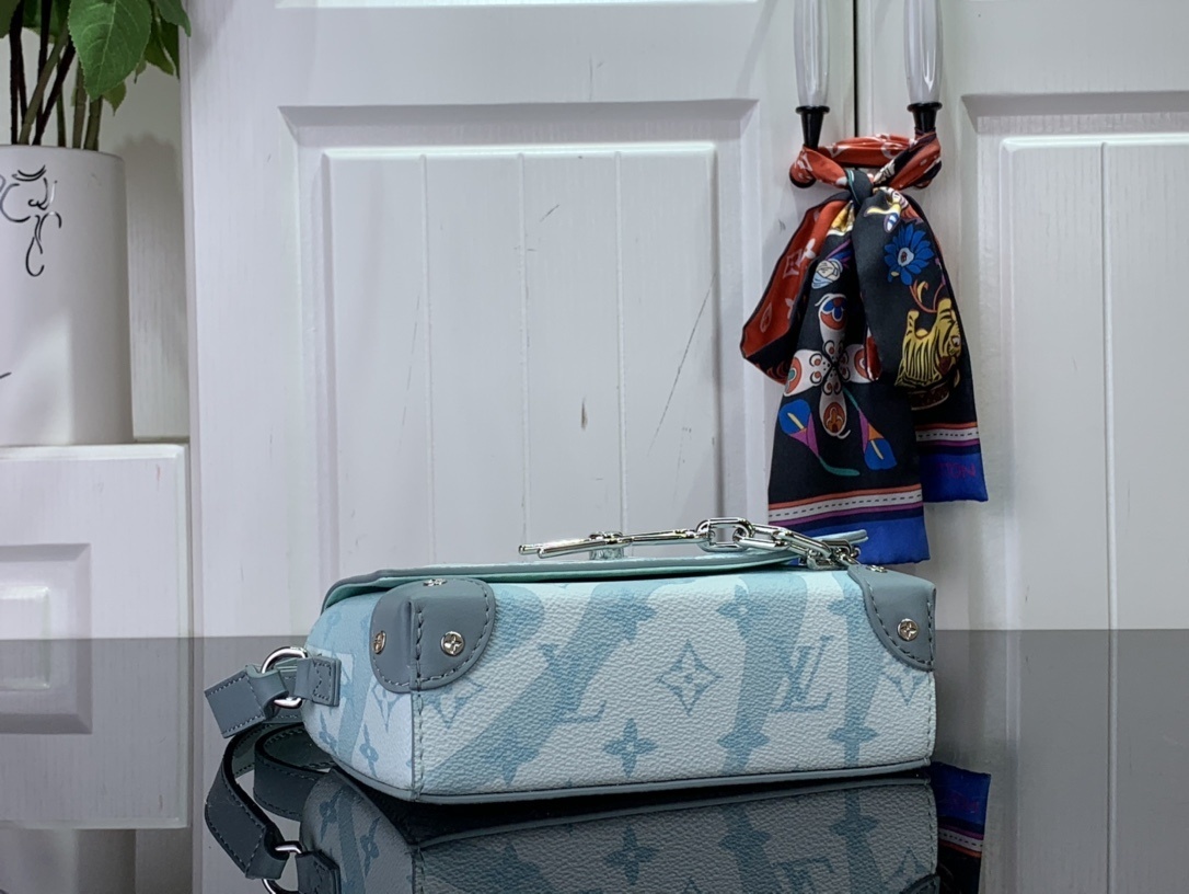 LV Shoulder bag m22637