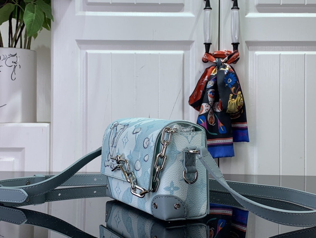 LV Shoulder bag m22637