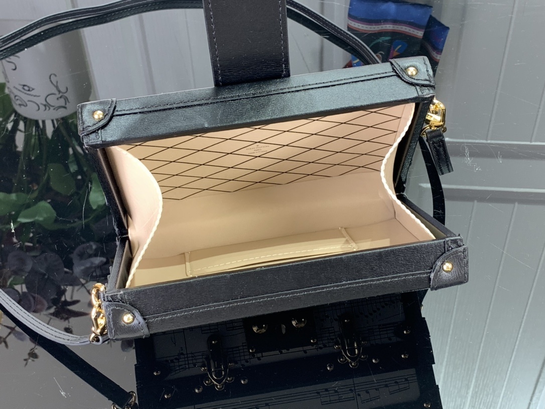 LV Shoulder bag M22895