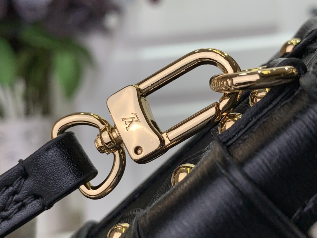 LV Shoulder bag M22895