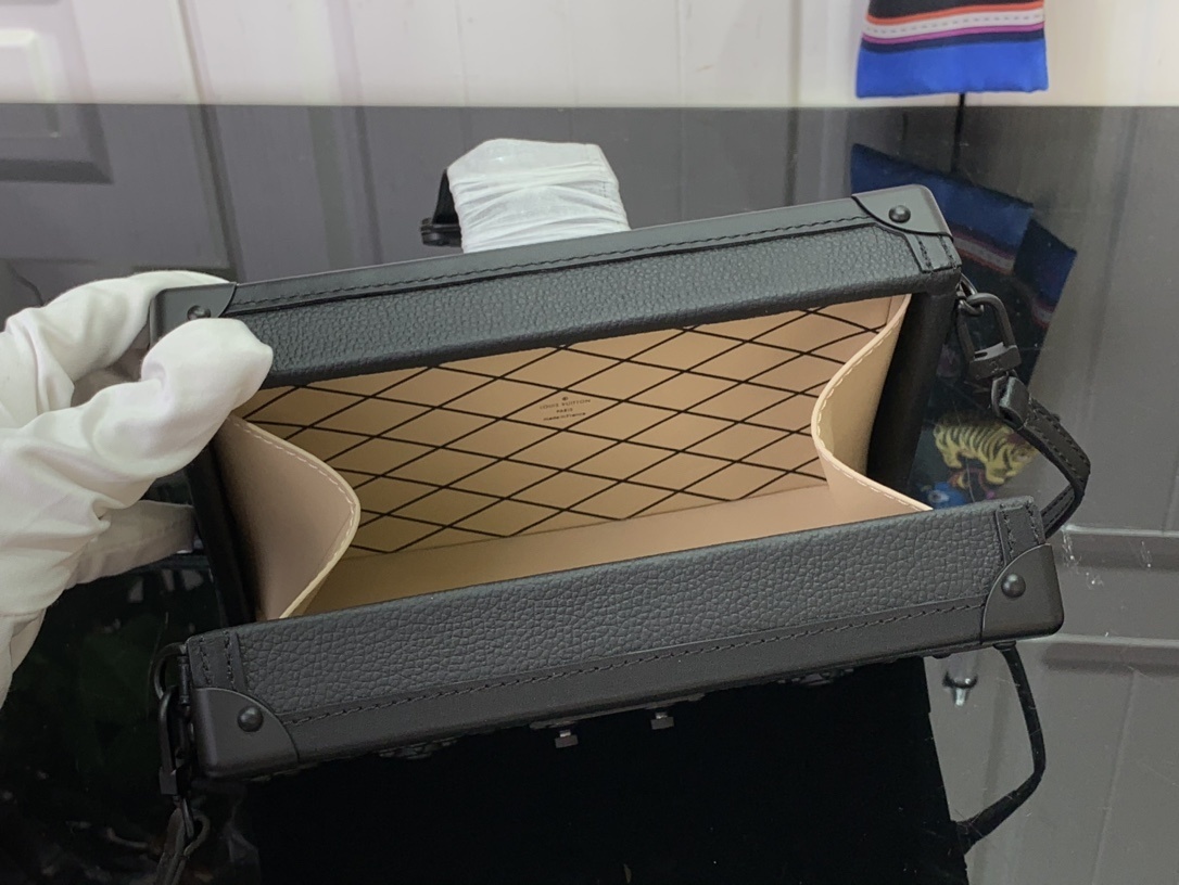 LV Shoulder bag m24303