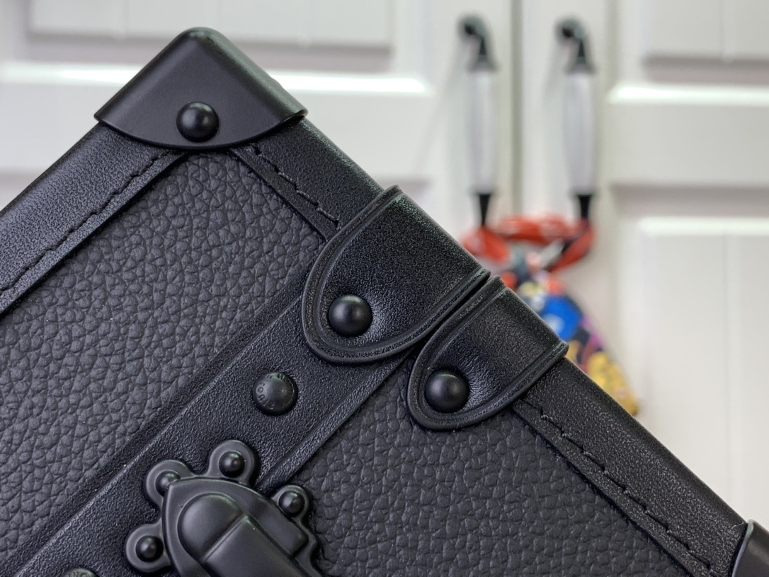 LV Shoulder bag m24303