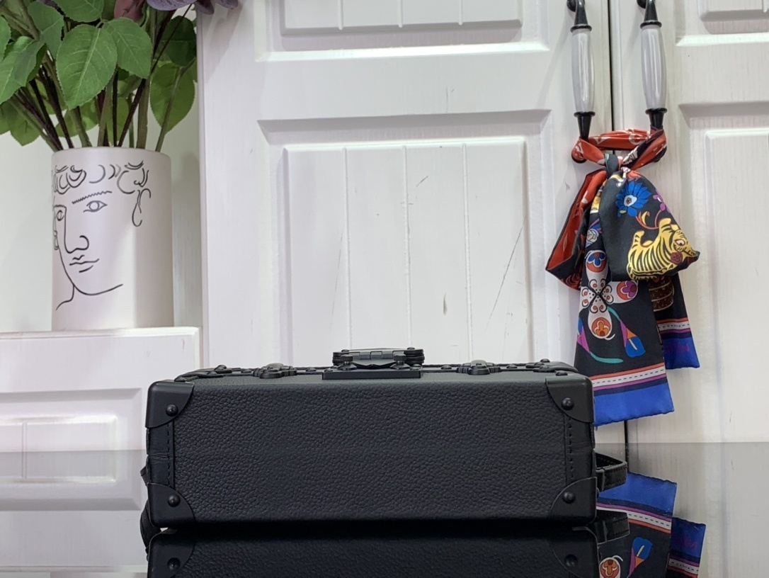 LV Shoulder bag m24303