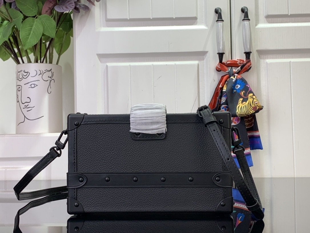 LV Shoulder bag m24303