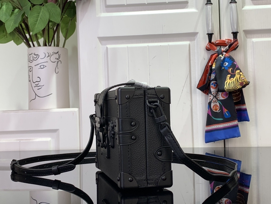 LV Shoulder bag m24303