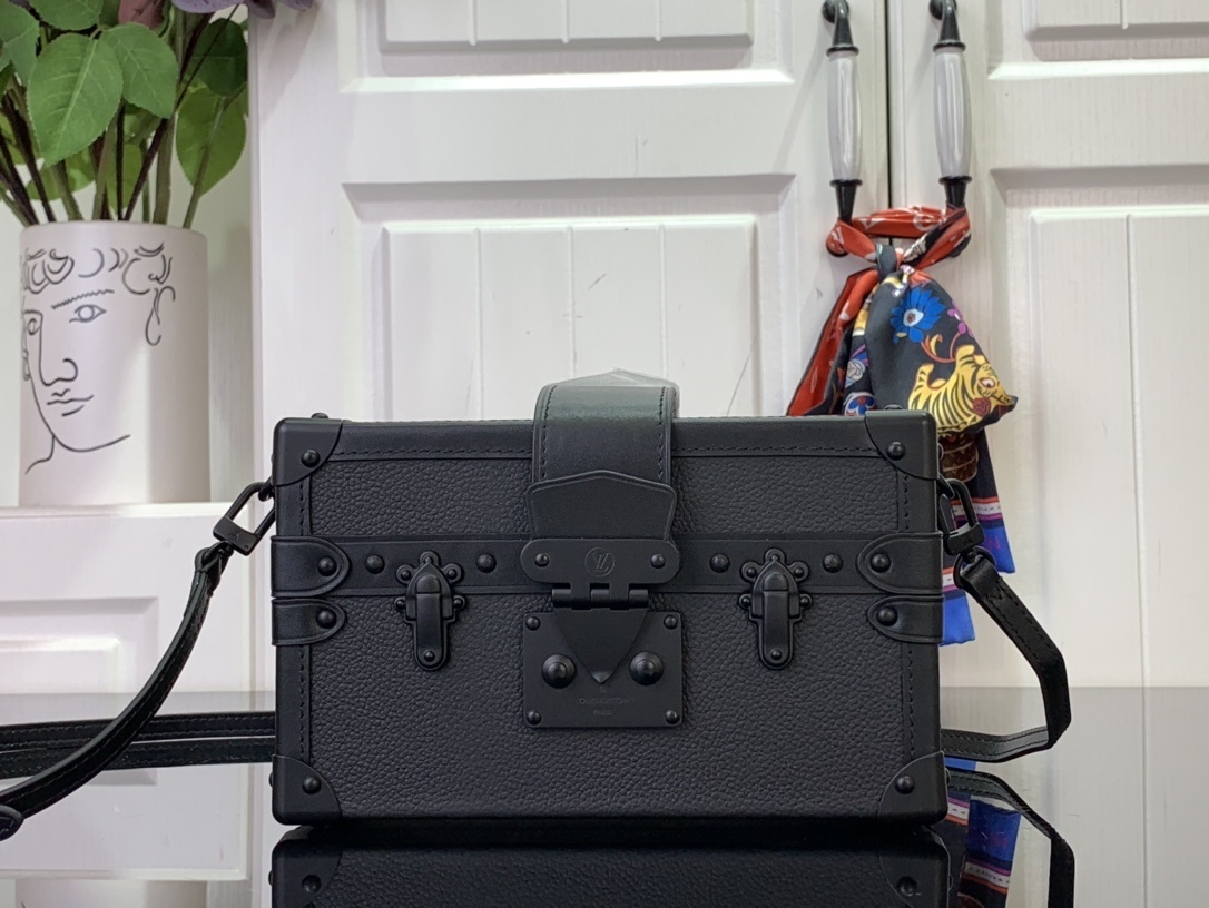 LV Shoulder bag m24303