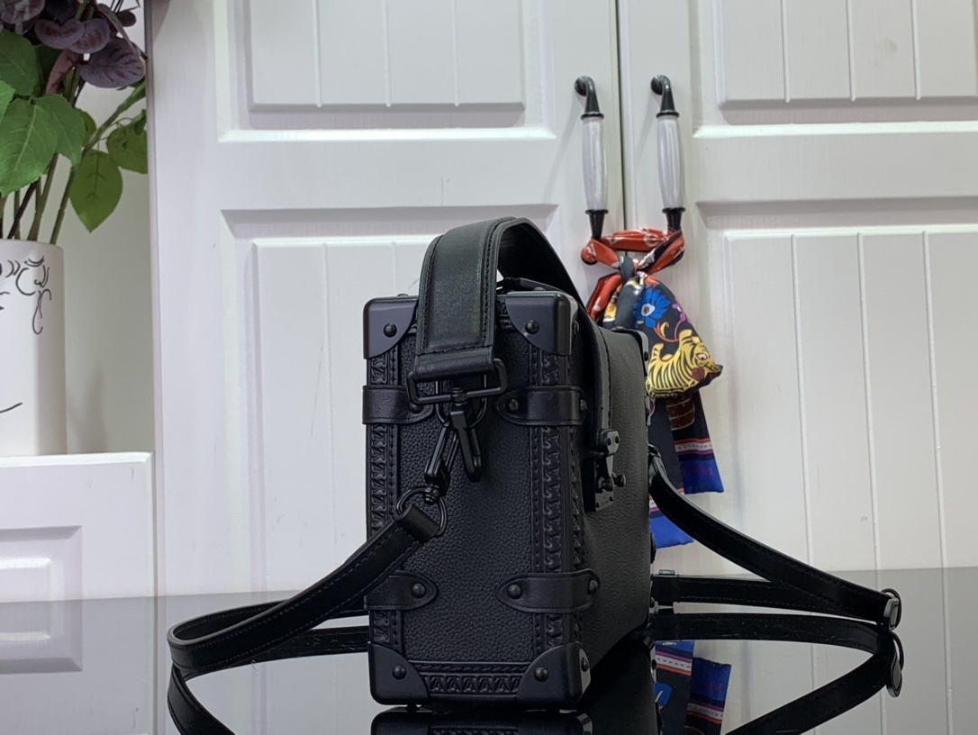 LV Shoulder bag m24309