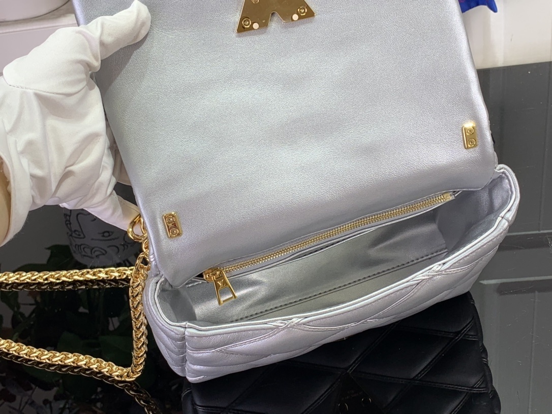 LV Shoulder bag m25107 
