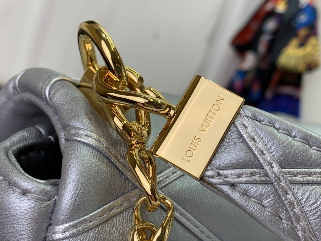 LV Shoulder bag m25107 