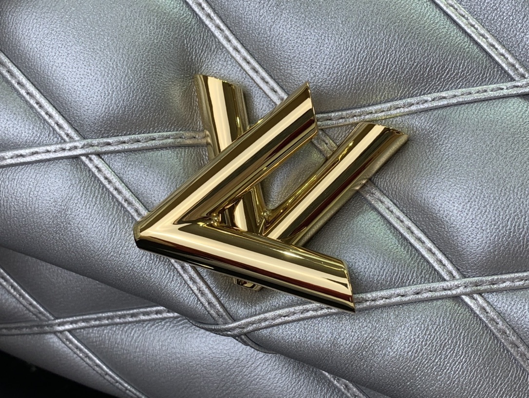 LV Shoulder bag m25107 