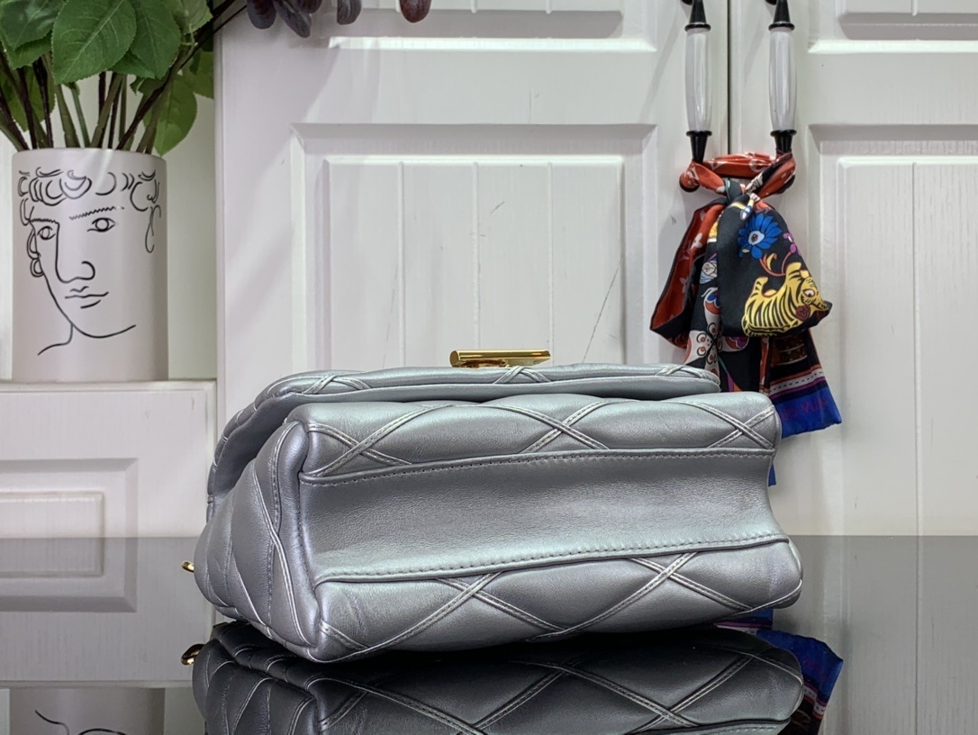 LV Shoulder bag m25107 