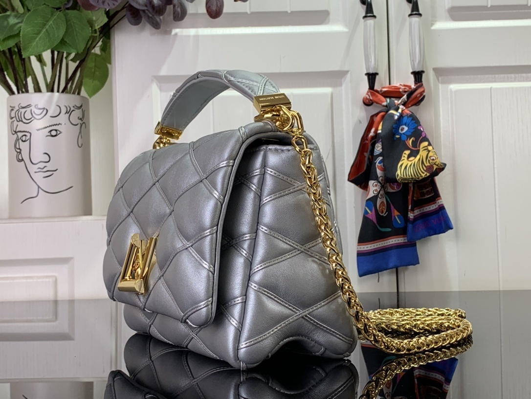 LV Shoulder bag m25107 